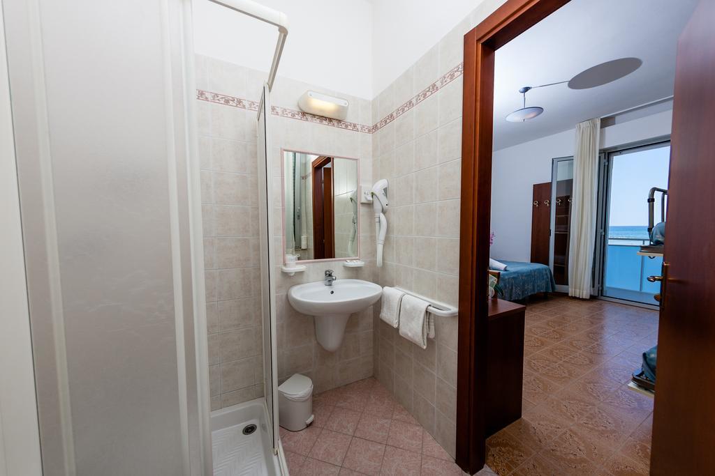 Hotel Sayonara Сенигалия Стая снимка