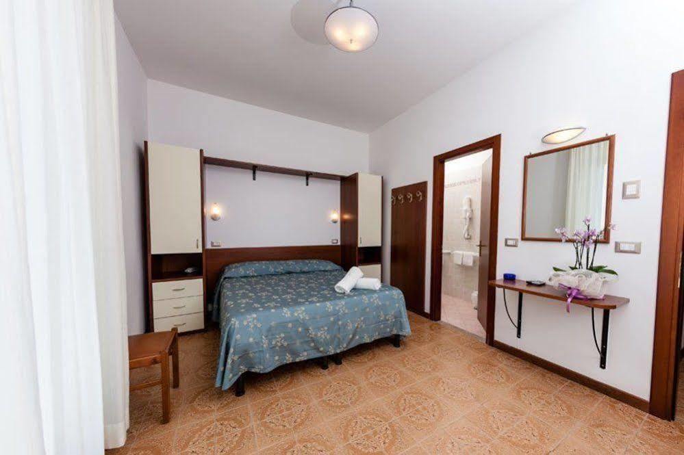 Hotel Sayonara Сенигалия Екстериор снимка